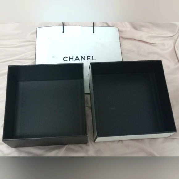 CHANEL Gift Box Empty - Picture 3 of 3